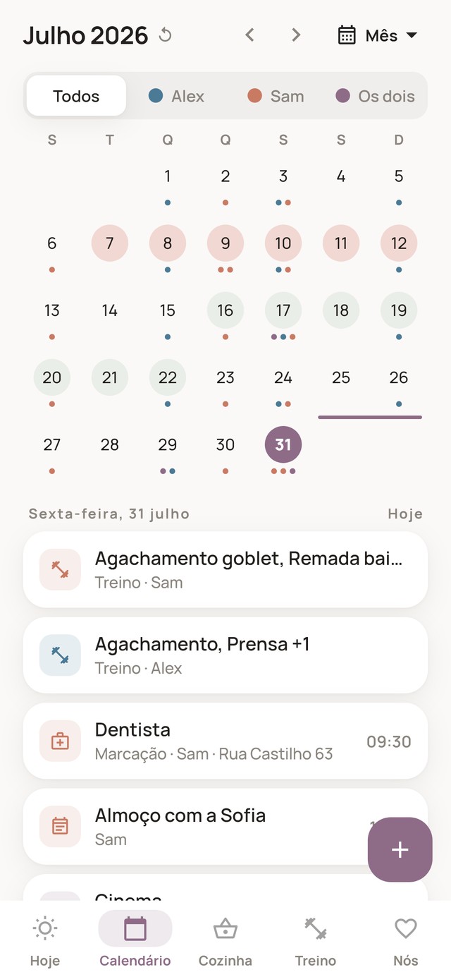 Vista mensal do calendário partilhado com pontos coloridos a marcar de quem é cada evento